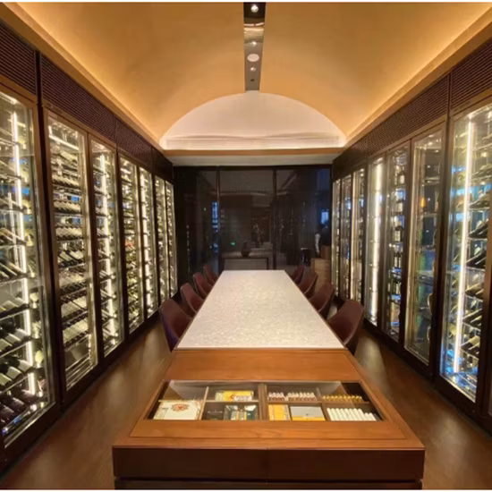 2023 新スタイルカスタマイズレストランステンレス鋼ガラスゴールドワインモジュラー収納キャビネット LED スポットライト付きあなたの家のため